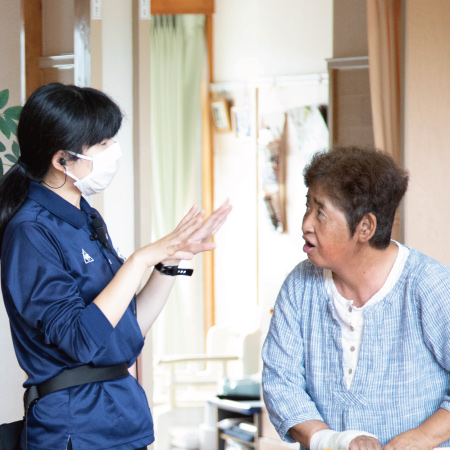 職員とお話しする入居者