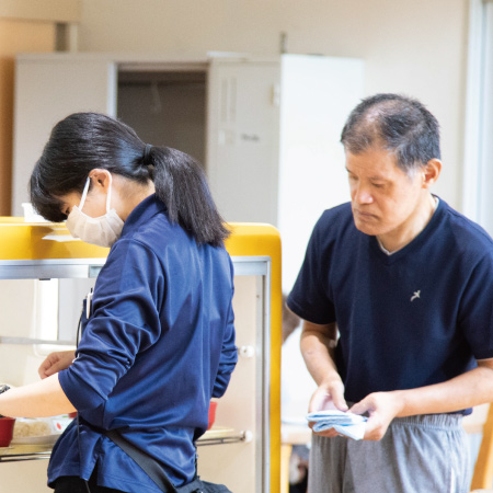 お手伝いをする入居者